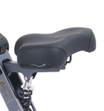 Charger l'image dans la visionneuse de la galerie, Vue rapprochée du siège ergonomique rembourré et de la suspension à ressort de la trottinette pliante senior YĒYĒ TWIST