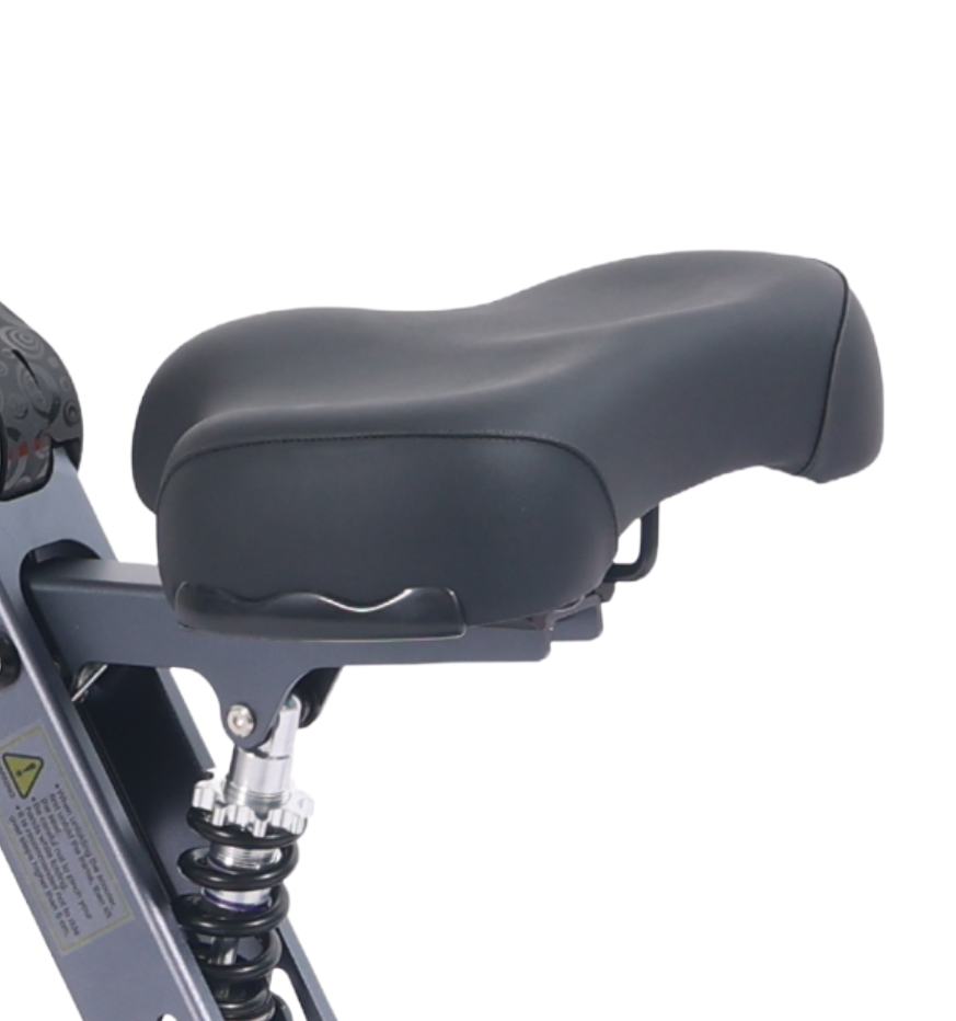 Vue rapprochée du siège ergonomique rembourré et de la suspension à ressort de la trottinette pliante senior YĒYĒ TWIST