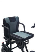 Charger l'image dans la visionneuse de la galerie, Détail sur la zone de la selle de la trottinette 3 roues stable YEYE POP. Ce carénage élégant fait partie intégrante du système de pliage compact, permettant de rabattre la selle pour un rangement et un transport facilités dans le coffre d'une voiture.
