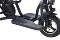 Charger l'image dans la visionneuse de la galerie, Zoom sur le repose-pieds orange de la trottinette électrique 3 roues pliable YEYE POP. Sa faible hauteur par rapport au sol facilite l'accès au véhicule, un atout majeur pour les personnes à mobilité réduite ou les seniors. De plus, sa surface striée garantit une adhérence parfaite pour une sécurité accrue.
