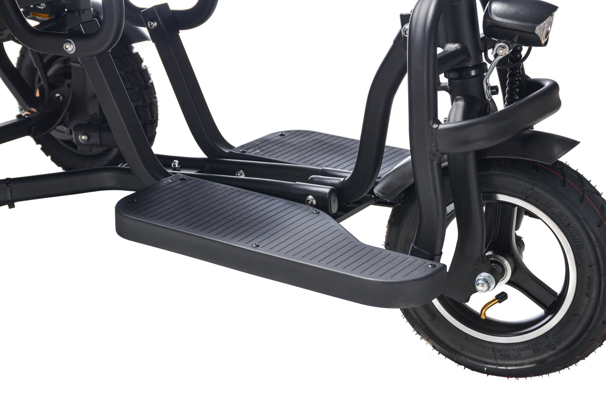 Zoom sur le repose-pieds orange de la trottinette électrique 3 roues pliable YEYE POP. Sa faible hauteur par rapport au sol facilite l'accès au véhicule, un atout majeur pour les personnes à mobilité réduite ou les seniors. De plus, sa surface striée garantit une adhérence parfaite pour une sécurité accrue.